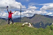 06 Alla croce di vetta della Corna Grande (2089 m) con vista sul Pizzo Tre Signori (2554 m)